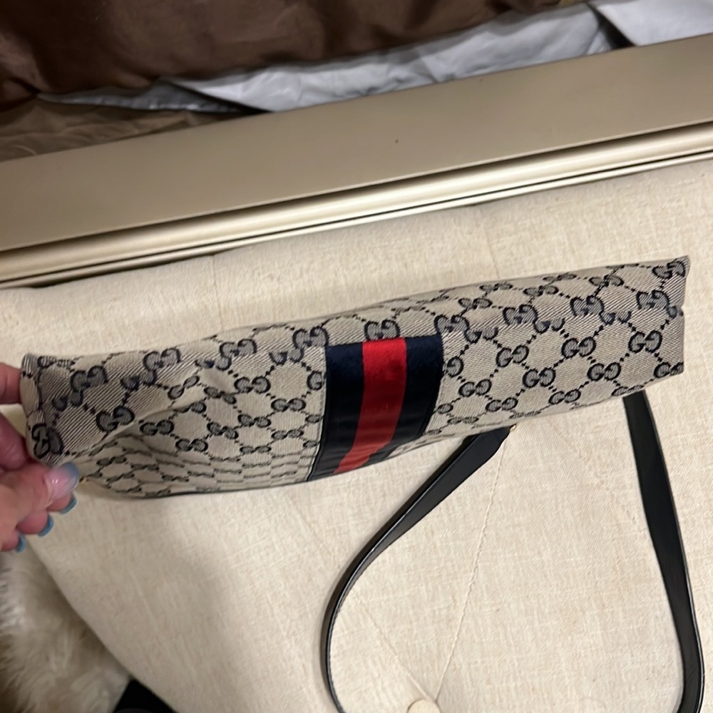 Gucci messenger bag good condition only two very light spots. Authentic - Picture 5 of 7